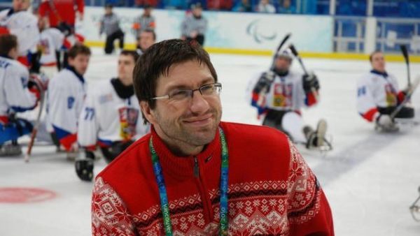 Tvrd&yacute; hit poslal Zelenku na voz&iacute;k. U hokeje ale z�stal, i kdy� si ani na "s&aacute;�ky" sednout nem��e