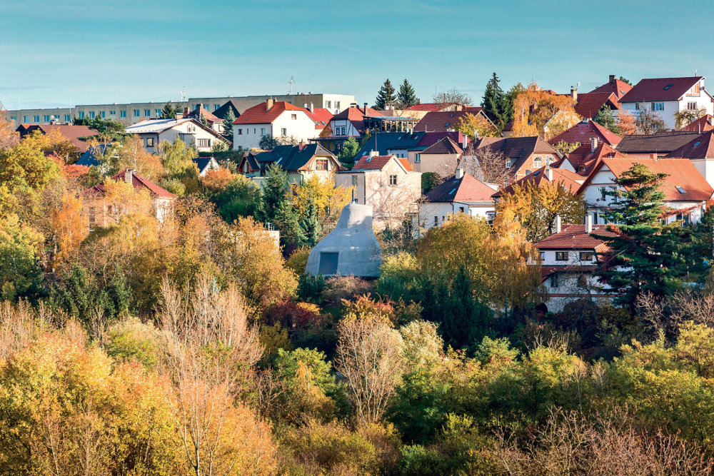 Při pohledu z odstupu vynikne kontrast mezi novostavbou a domy v okolí.