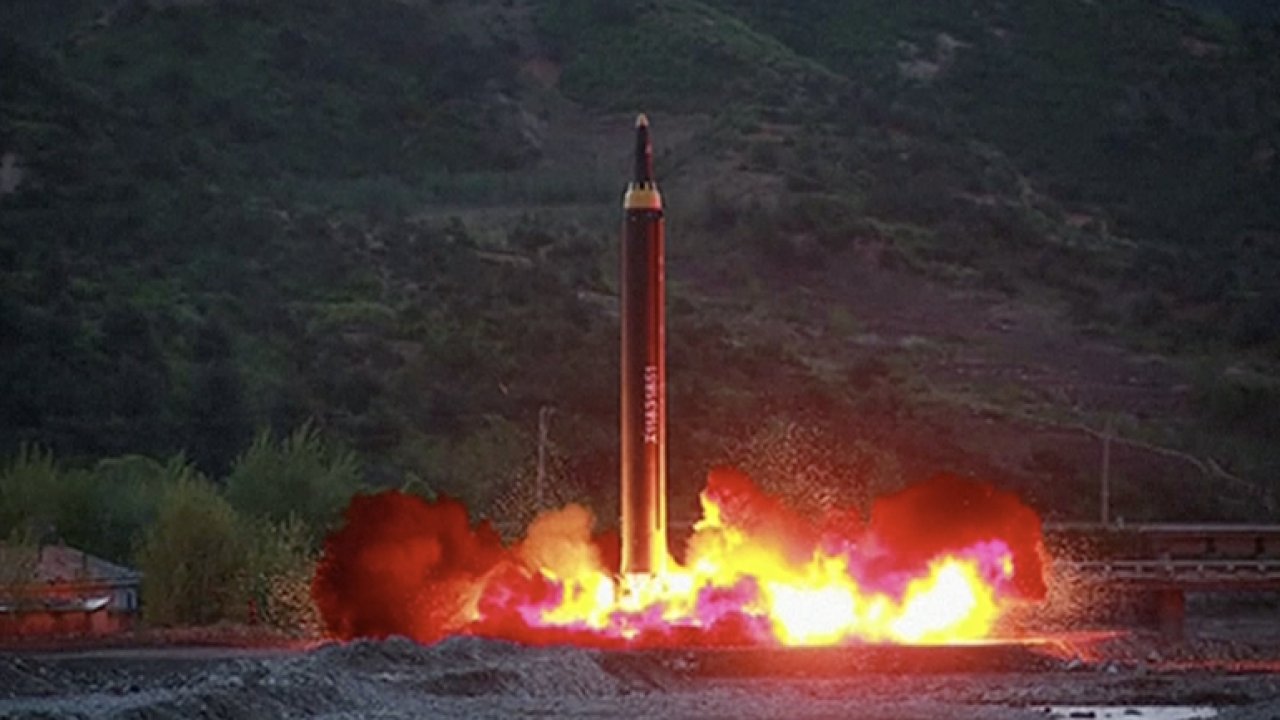 KLDR testovala pod dohledem Kima novou raketu.