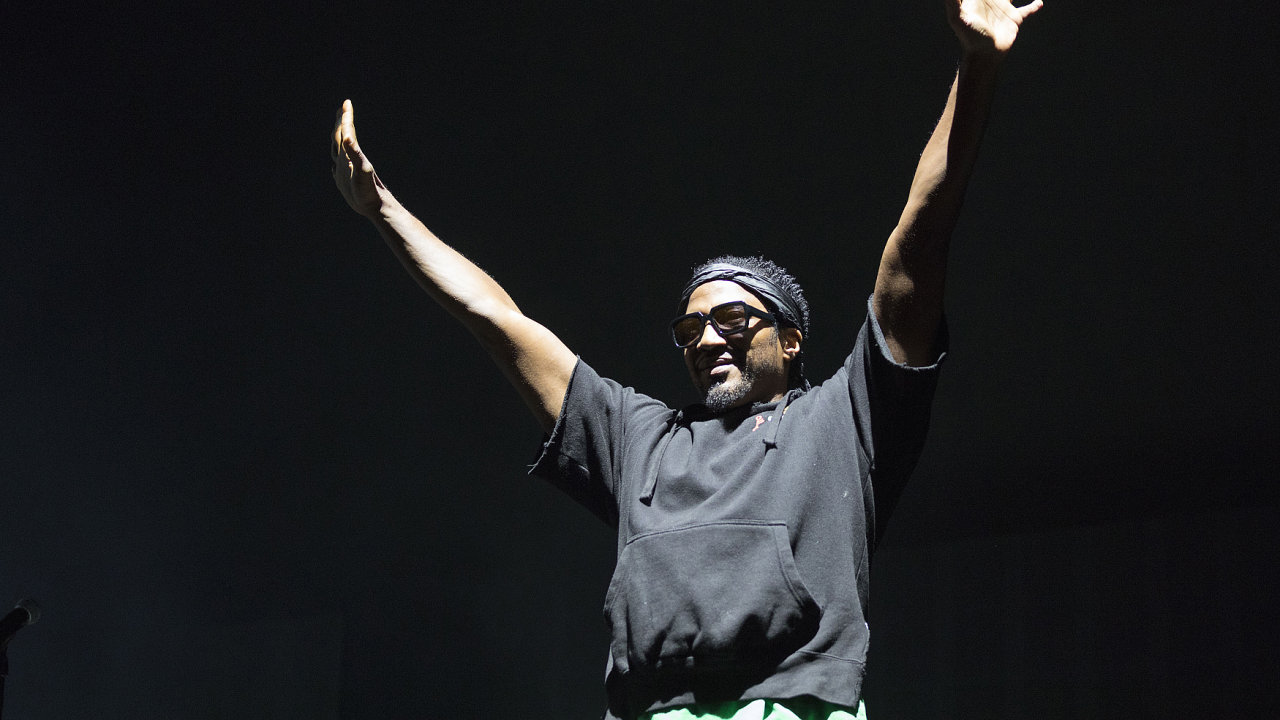 Rapper Q-Tip se lou na snmku z ervencovho vystoupen A Tribe Called Quest v americkm Los Angeles.