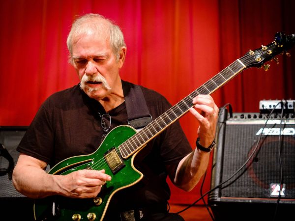 Kytarista John Abercrombie (na sn&iacute;mku) s �esk&yacute;mi hudebn&iacute;ky spolupracoval od poloviny 70. let a� do lo�ska.