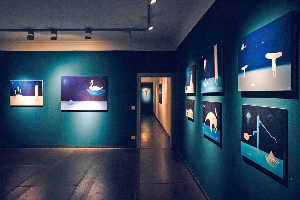 Tmavě modré ladění expozice evokuje oceán vzpomínek a snů.