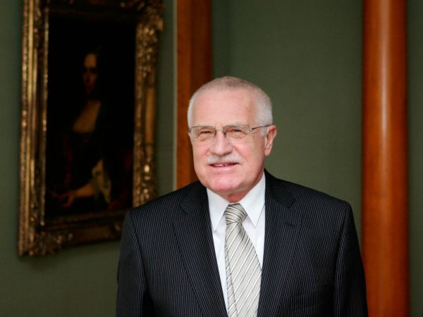 Jednu z nejslavn�j&scaron;&iacute;ch �esk&yacute;ch SMS zpr&aacute;v poslal V&aacute;clav Klaus. Frustrovan� v n&iacute; komentoval zvolen&iacute; Mirka Topol&aacute;nka do �ela ODS.