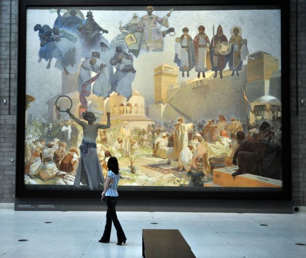 Jeden z dvaceti obrazů cyklu Slovanská epopej nazvaný "Zavedení slovanské liturgie: Chvalte Pána v rodném jazyce" z roku 1912.