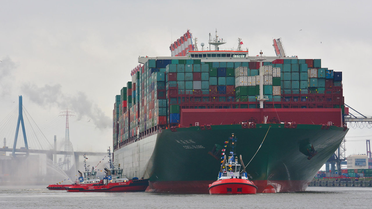 Kontejnerová loï v pøístavu Hamburk – ilustraèní foto.