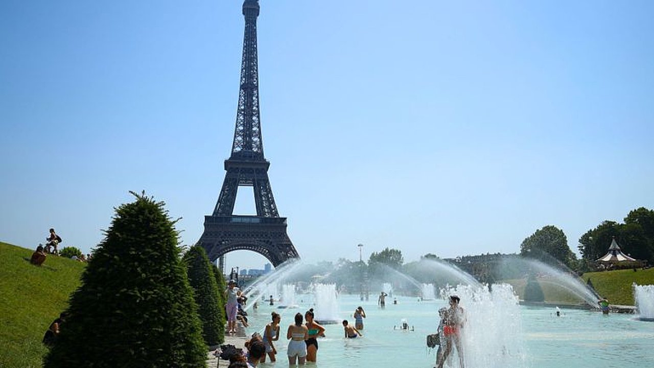 Turisté se osvìžují i ve fontánì u Eiffelovy vìže. Ve Francii vrcholí vlna extrémních veder.