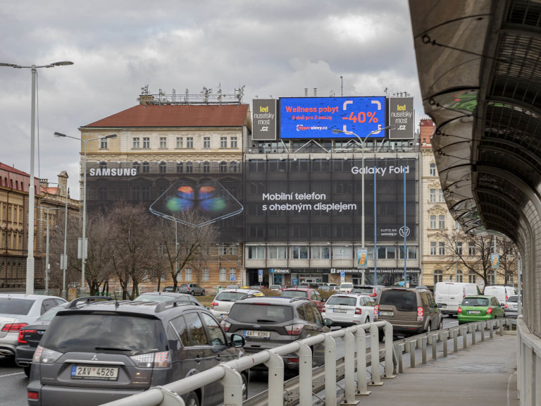 Musí pryč: S odstraněním nepovolené reklamy úřady neuspěly, podařilo se to až architektovi, jehož dům zakrývala. (Foto: HN – Radek Vebr) Musí pryč: S odstraněním nepovolené reklamy úřady neuspěly, podařilo se to až architektovi, jehož dům zakrývala.