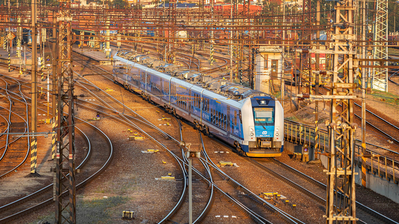 Z�n�dra�� v�Pardubic�ch budou vyj�d�t vlaky nov� vybran�ho dopravce do�Liberce. Tra� poch�z� z�poloviny 19. stolet�, navzdory velk�m investic�m se dodnes p��li� nezm�nila.