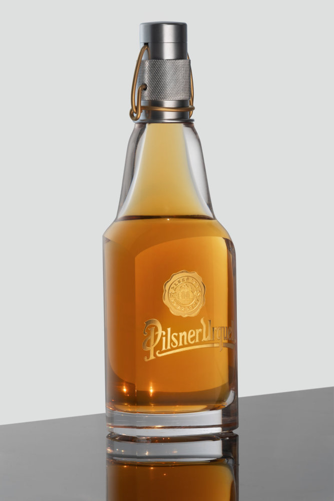 Pivní lahev Pilsner Urquell od designéra Michala Froňka, sklárny Moser a manufaktury Bohematic