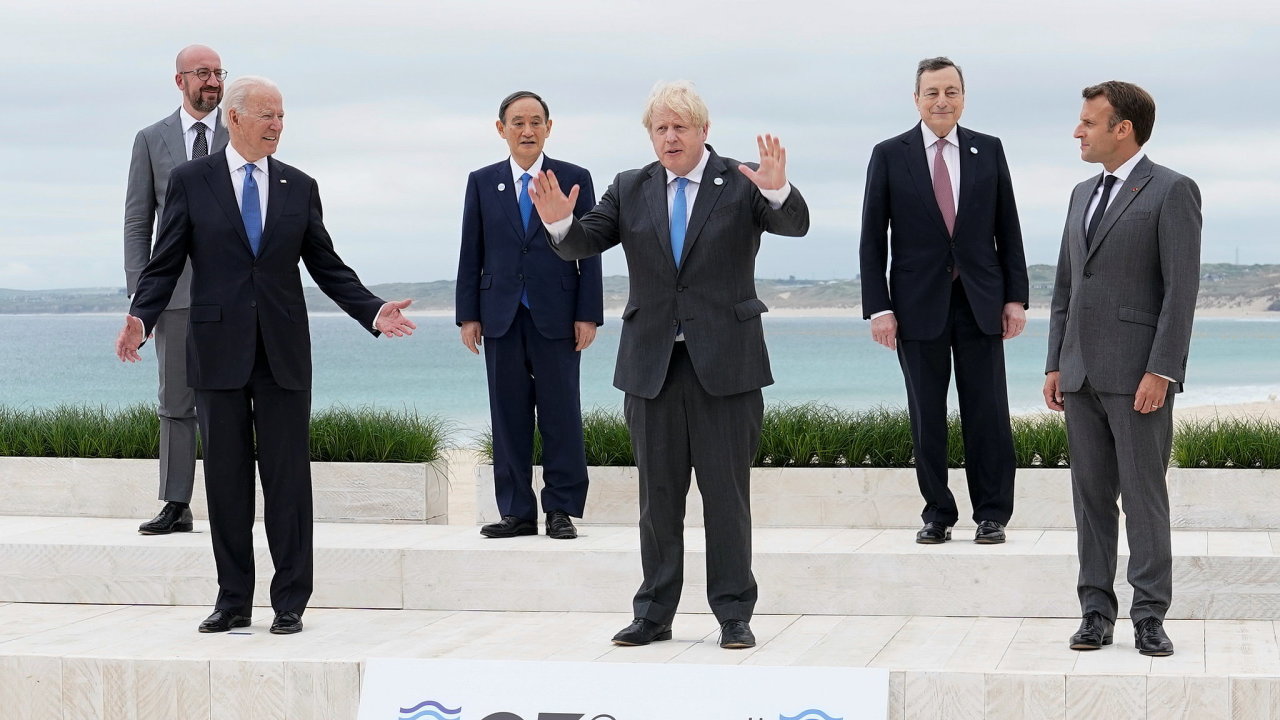 Prezident Biden a premiér Johnson pózují s ostatními lídry G7 - s prezidentem Evropské rady Michelem, japonským premiérem Sugou, s premiérem Itálie Draghim a prezidentem Francie Macronem