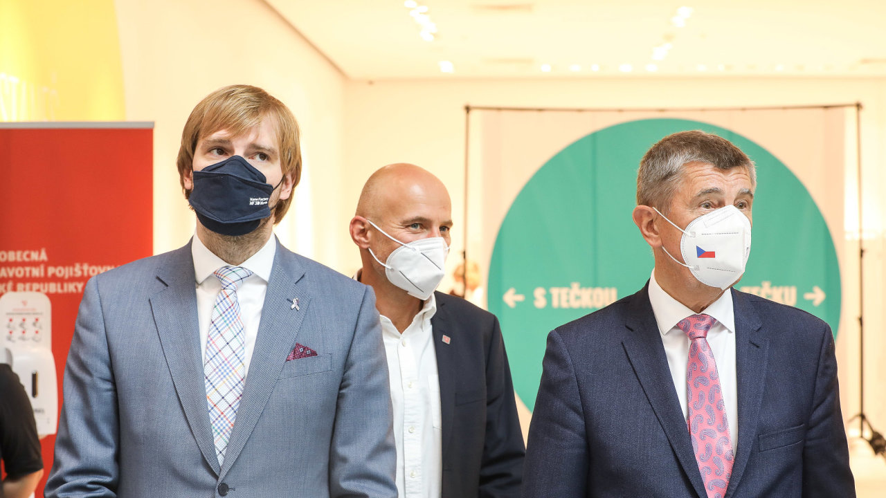 Informan broura VZP obsahuje i fotografii premira Andreje Babie (vpravo) a ministra zdravotnictv Adama Vojtcha (vlevo).