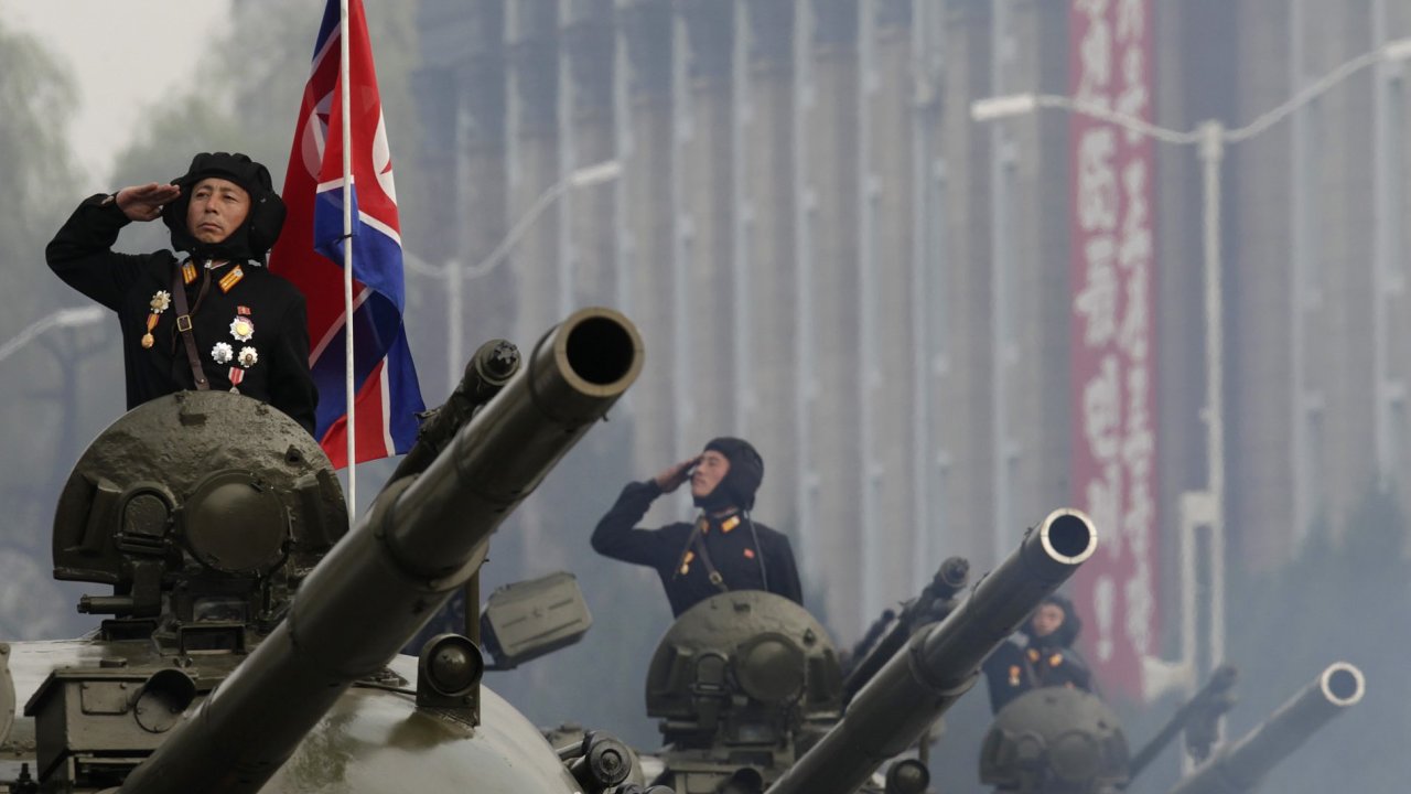 Severokorejt vojci salutuj bhem pehldky
