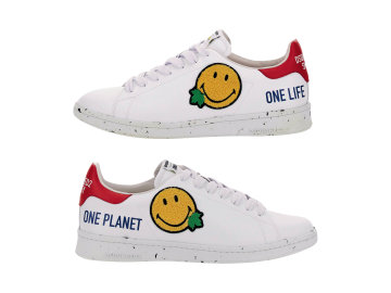 Kolekce ONE LIFE ONE PLANET odhaluje závazek italské značky Dsquared2 za lepší a ekologičtější svět módy. Speciální edici SMILEY dominuje grafika smajlíka se zeleným javorovým listem, tenisky jsou vyrobeny z recyklovaných materiálů.