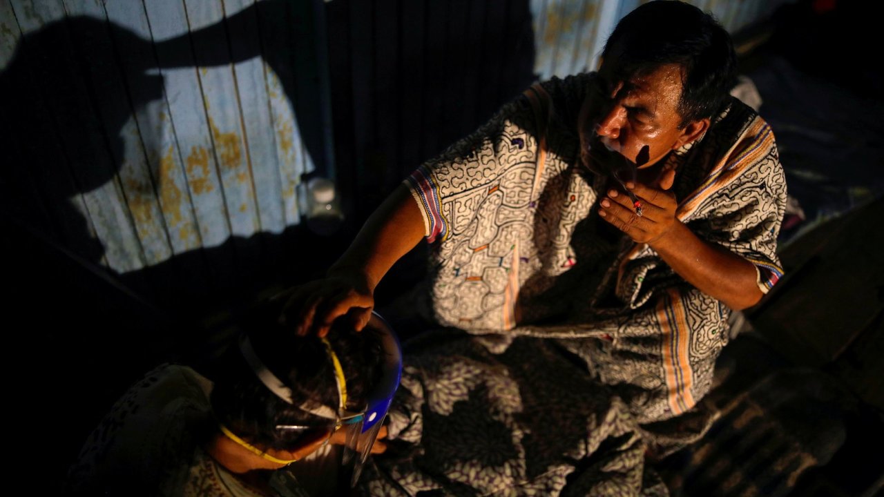 Perunsk aman Pedro Tangoa Lopez bhem ritulu s ayahuascou