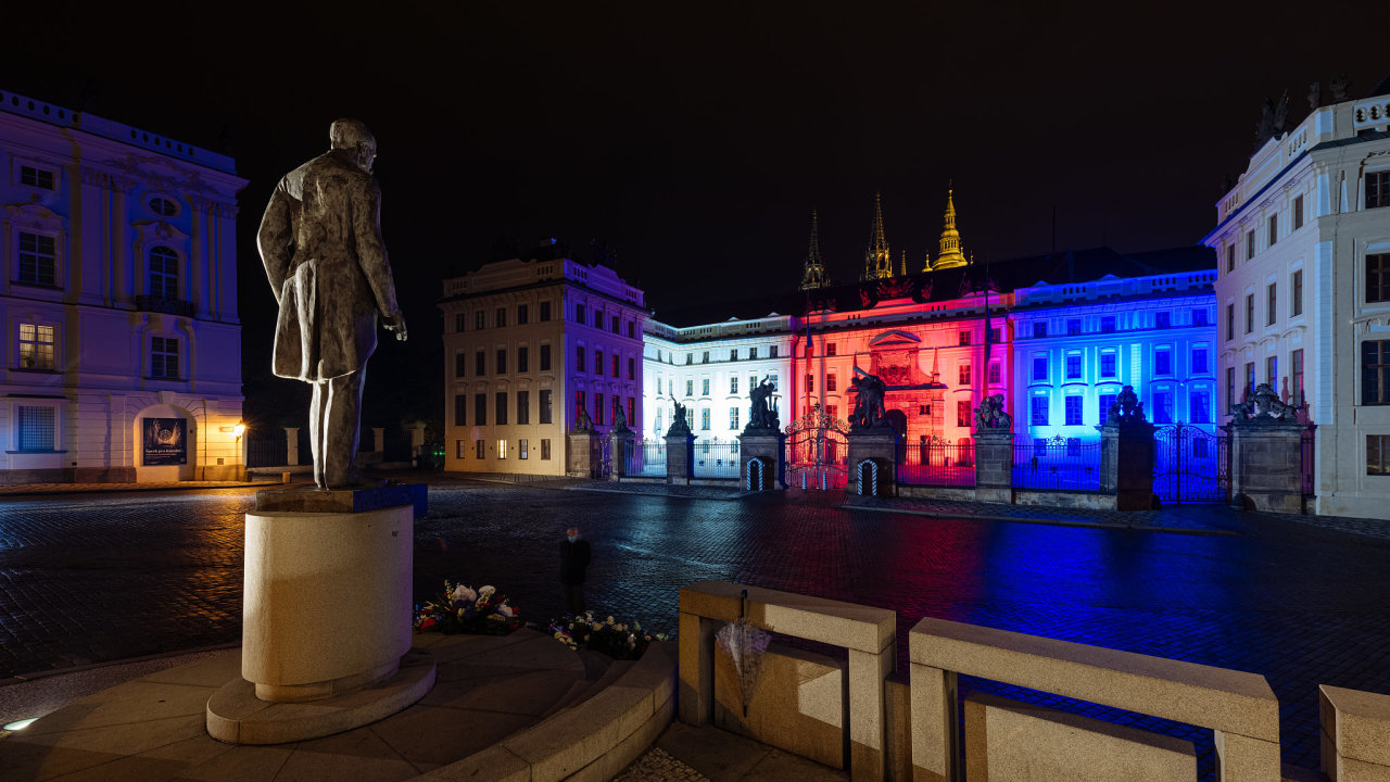 Pražský hrad, 28. øíjen, státní svátek, trikolora, nasvícení, svìtlo, èeská vlajka, TGM