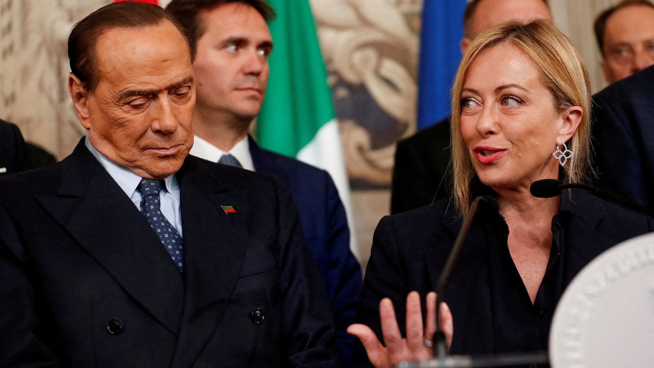 Giorgia Meloniov nejdv Berlusconiho nahradila v ele italsk pravice. A te stoj o jeho volie.