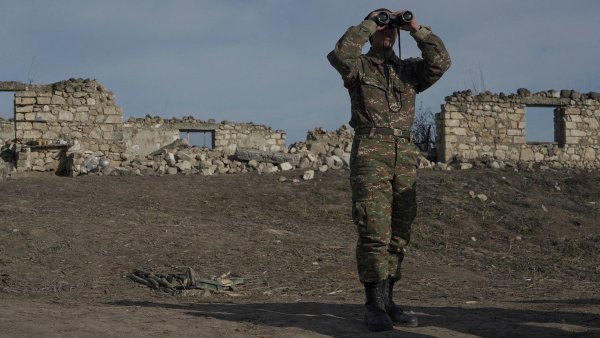 &bdquo;Znějí výzvy k útoku na sídlo vlády.&ldquo; Azerové znovu bombardují Karabach