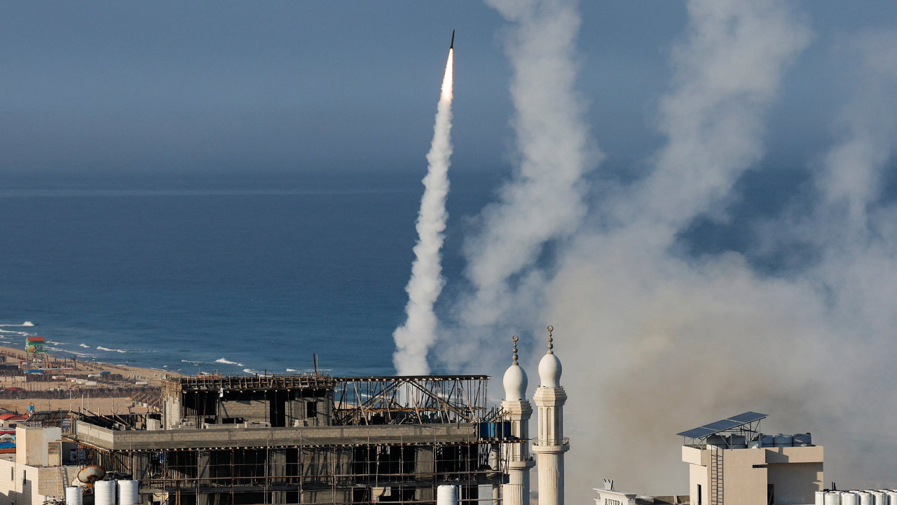 Palestinci to na Izrael raketami.