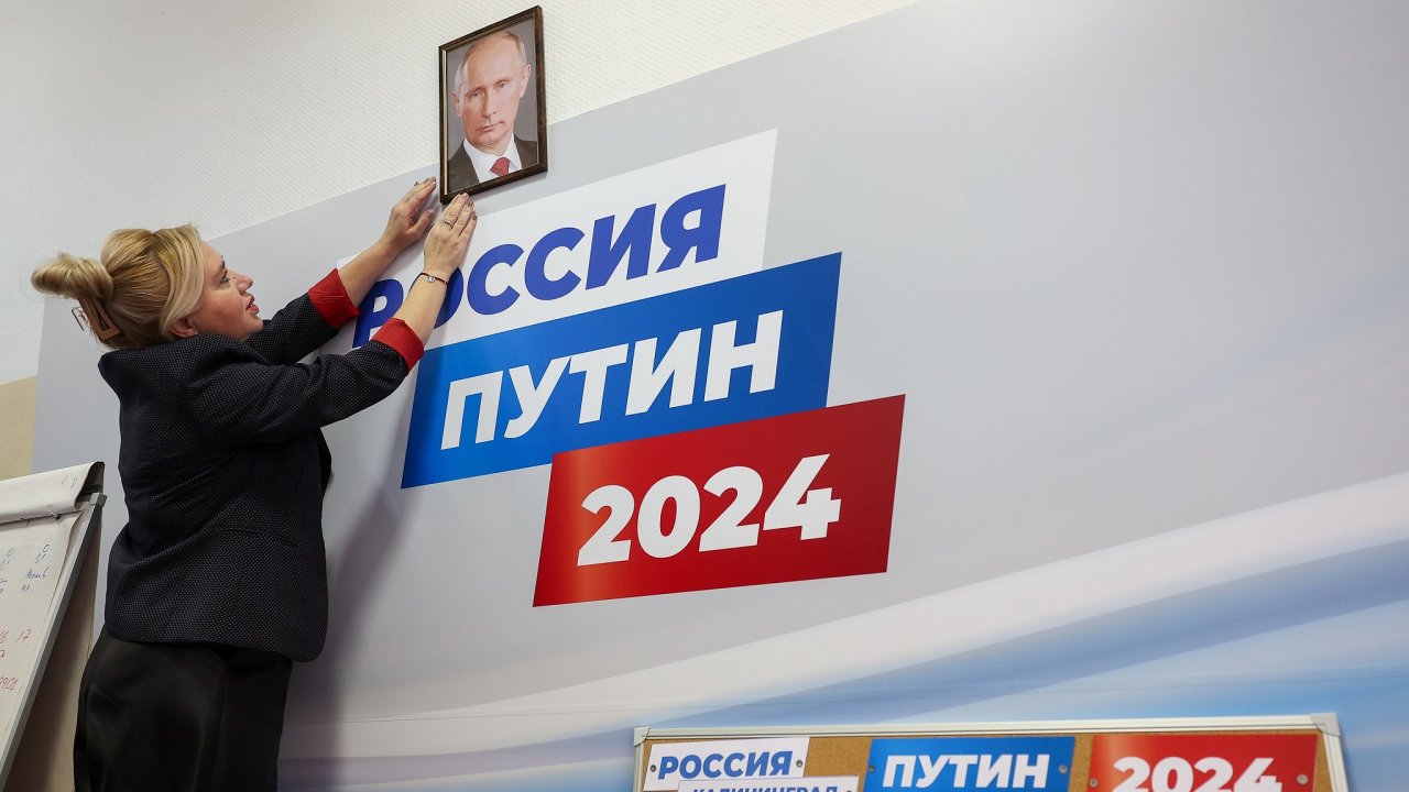 Sbrn podpis v Kaliningradu na podporu Putinovy nominace do ruskch prezidentskch voleb v roce 2024.