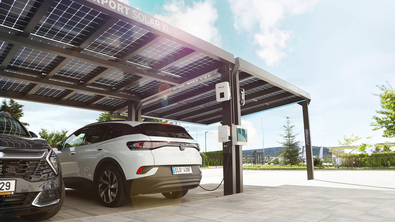 Jedno parkovac msto Carport Solar (na snmku) doke snit produkci CO₂ a o1650kilogram ron, piem vygeneruje energii dostaujc kujet a15 tisc kilometr.