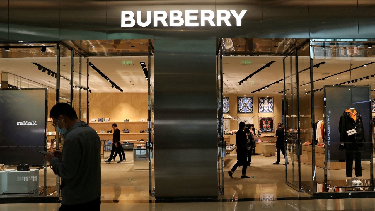 Prodejna britsk luxusn znaky Burberry v Pekingu. Spolenost stejn jako konkurenty trp pokles na nskm trhu.