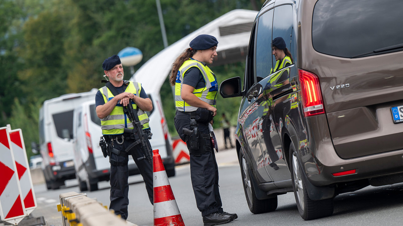 Policist provdj hranin kontroly na hraninm pechodu mezi Rakouskem a Nmeckem na dlnici A8.