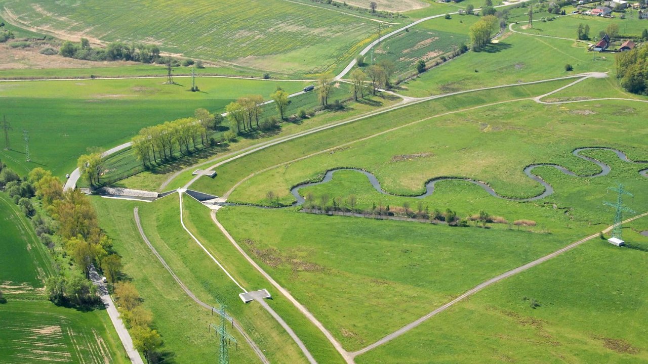 Jednou z alternativ pehrad jsou such a polosuch poldry. Ten v ichlnku na Moravsk Szav chrn ped povodnmi od roku 2008.