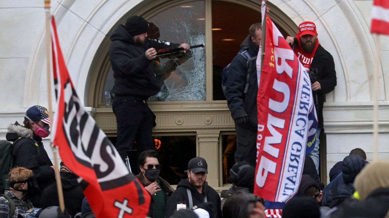 Nepokoje vyvolan pznivci Donalda Trumpu u Kapitolu v lednu 2021.