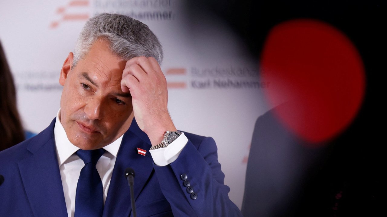 Rakousk kancl a f lidovc Karl Nehammer oznmil, e v nsledujcch dnech opust ob sv funkce.