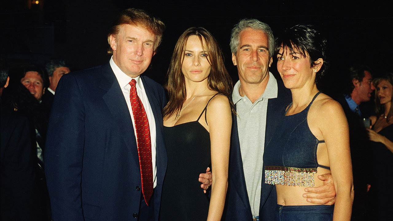 Donald Trump a jeho p��telkyn� (budouc� man�elka), b�val� modelka Melania Knauss, finan�n�k Jeffrey Epstein a britsk� prominentka Ghislaine Maxwellov� v klubu v Palm Beach na Florid� 12. �nora 2000.