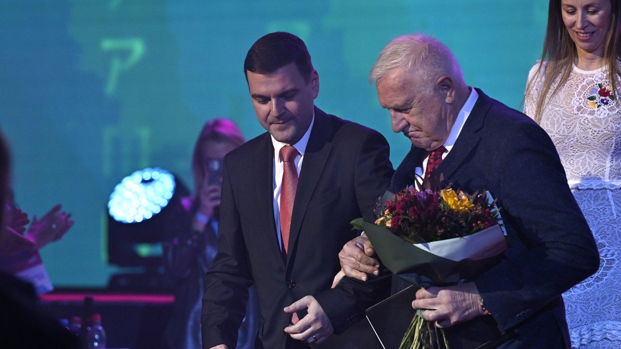 Zleva p�edseda strany Motorist� Petr Macinka a b�val� prezident V�clav Klaus na �lensk� sch�zi Motorist� sob�, kde p�edstavili krajskou strukturu a z�kladn� ideov� v�chodiska, 7. prosince 2024, Praha.