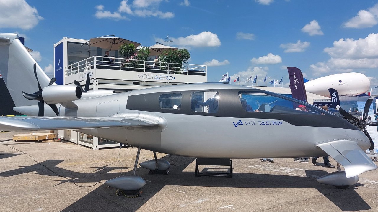 Elektrick� hybridn� letoun VoltAero na pa��sk� airshow v roce 2025.