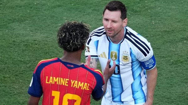 Lamine Yamal a Lionel Messi, hvězdy Španělska a Argentiny, během finále...