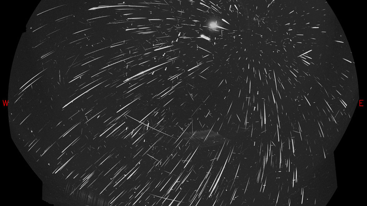 Celooblohov� �asosb�rn� z�znam z noc� okolo maxima meteorick�ho roje...