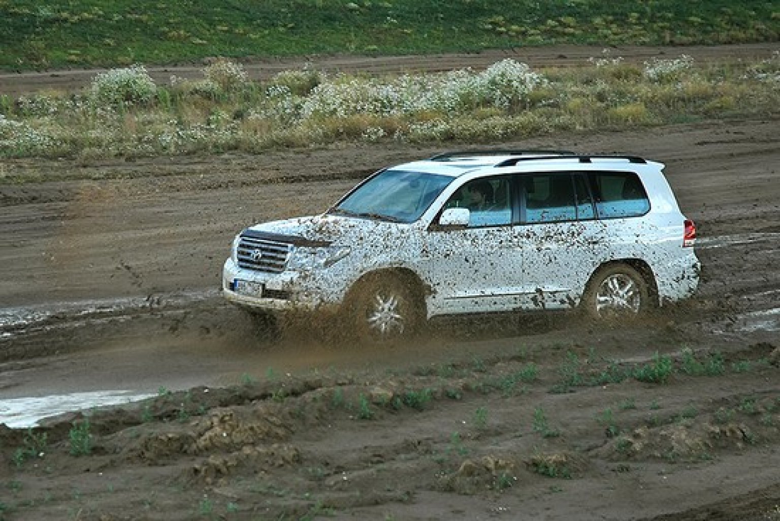 957449828_toyota_land_cruiser_15_550x367_.jpg