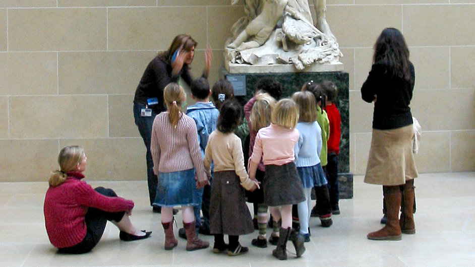 Francouzsk dti pi nvtv muzea Louvre.
