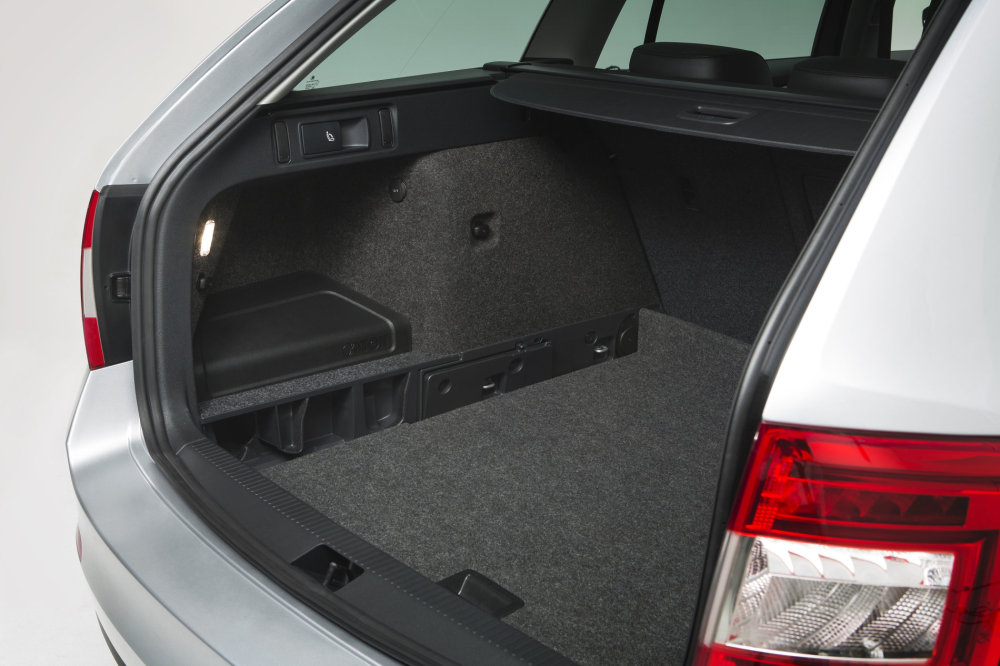 Nová Škoda Octavia Combi Příplatková variabilní podlaha se dá polohovat ve dvou stupních výšky. Jde to jako po másle.