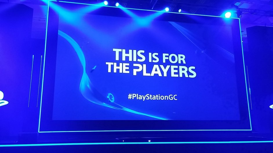 Slogan Sony PlayStation 4 na pdiu na veletrhu Gamescom