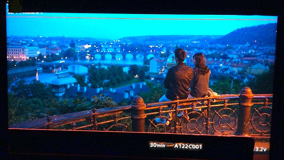 Snmek s praskm panoramatem z filmu Somewhere Only We Know