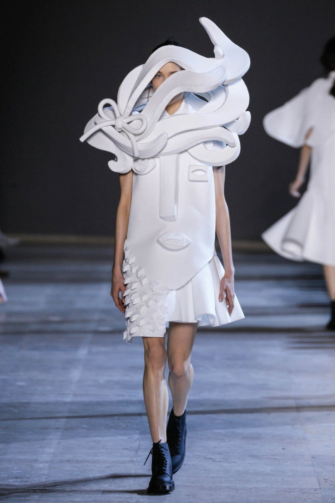 V lednu na pařížském týdnu módy haute couture na přehlídce V&R ožily postavy z Braqueových a Picassových pláten. V lednu na pařížském týdnu módy haute couture na přehlídce V&R ožily postavy z Braqueových a Picassových pláten.