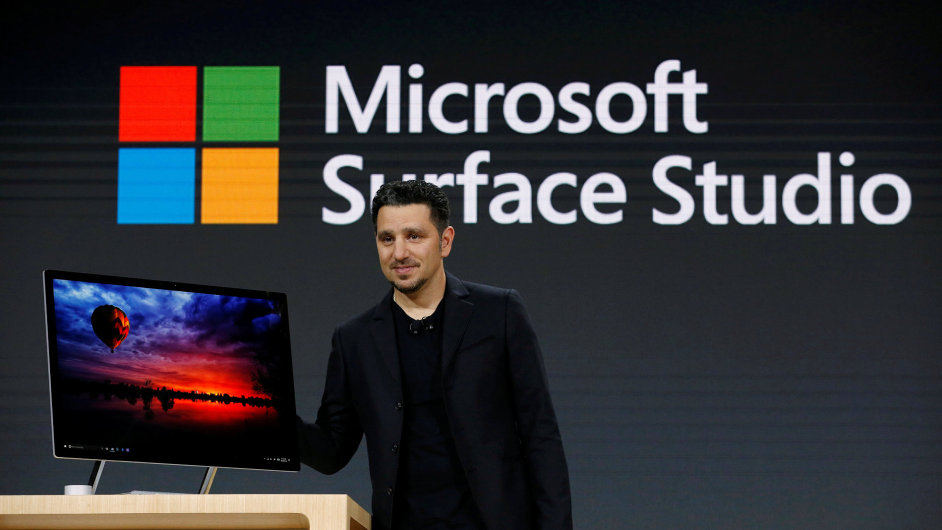 Panos Panay pedstavuje nov pota Microsoft Surface Studio.
