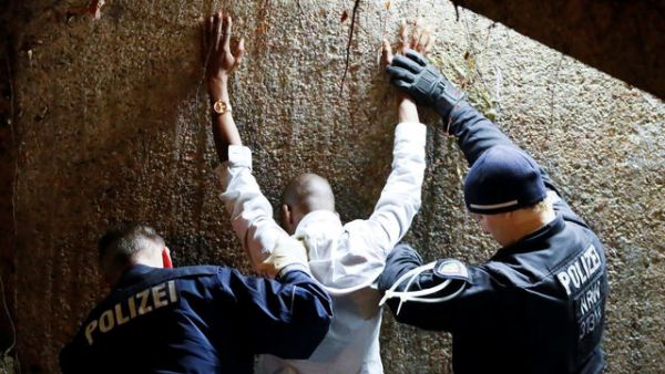 P�itvrd&iacute;me, hl&aacute;s&iacute; N�mecko. Podez�el&eacute; migranty chce zadr�et, detenci pro odm&iacute;tnut&eacute; prodlou�it