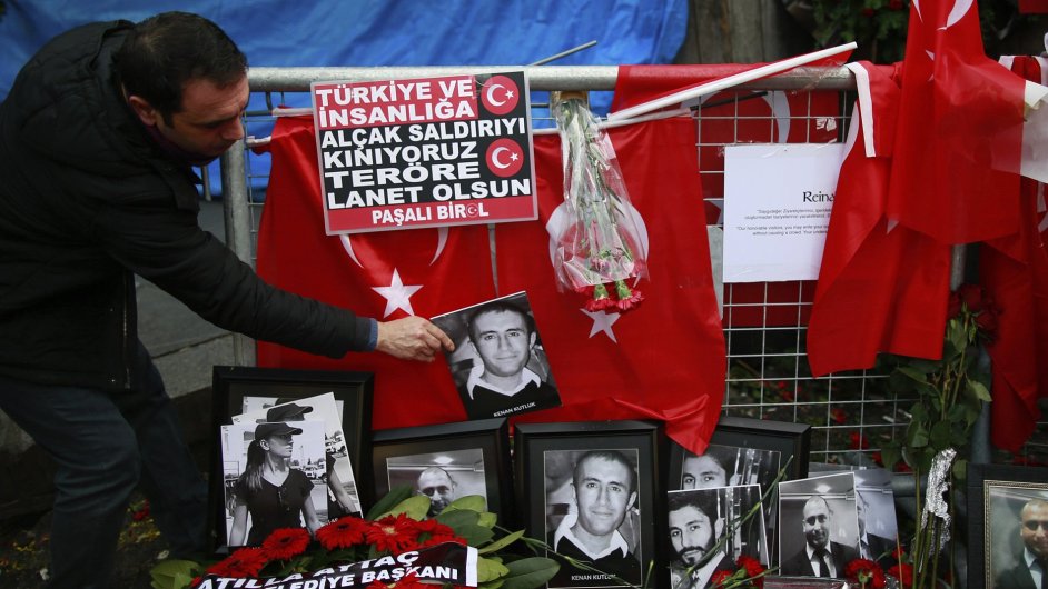 Vzpomnka na obti teroristickho toku ped klubem Reina v Istanbulu.