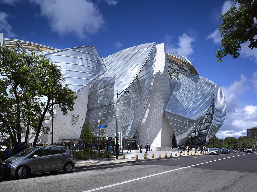 Pařížská Fondation Louis Vuitton (Frank Gehry) je příkladem hi-tech přístupu v disciplíně opláštění budov.