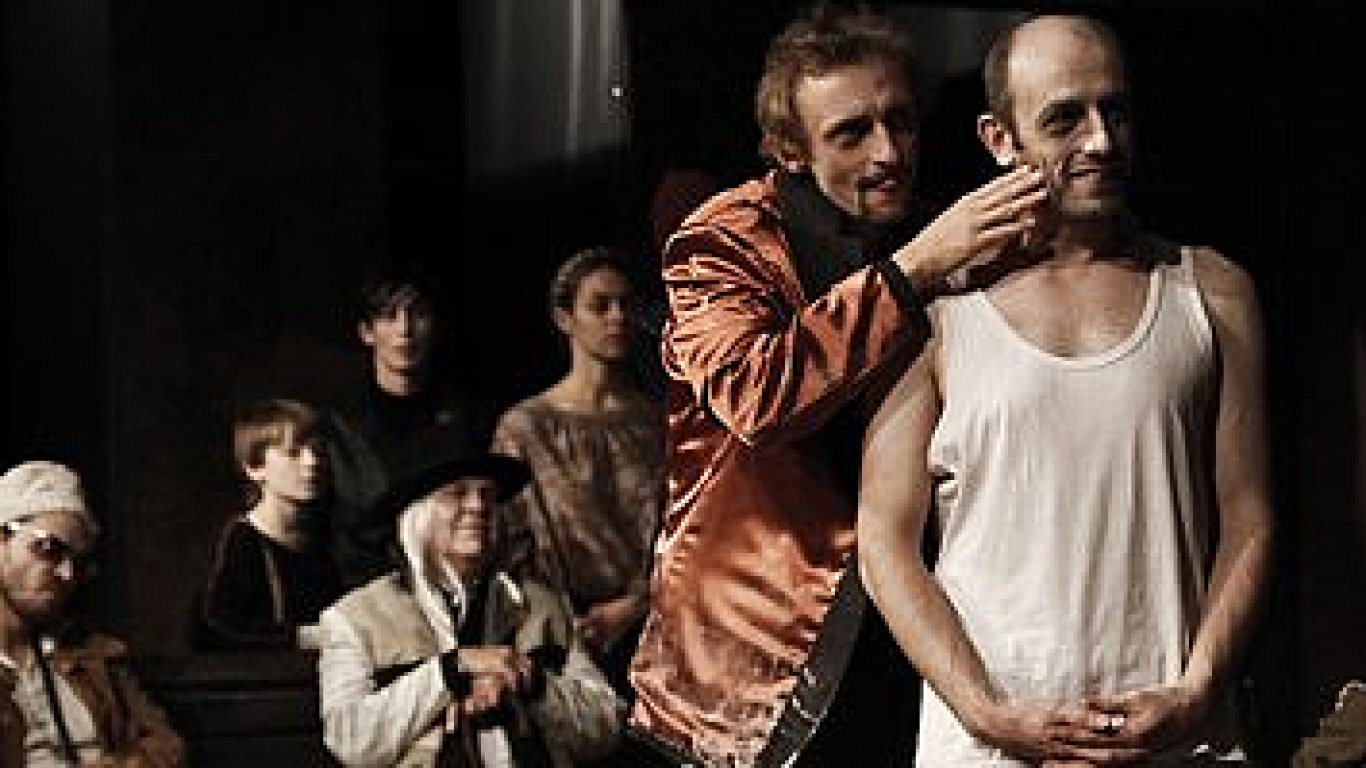 Dorstovu hru Merlin uvedlo v roce 2010 vandovo divadlo v reii Dodo Gombra.