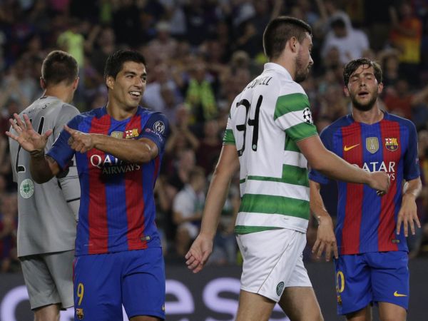 Barcelonsk&yacute; &uacute;to�n&iacute;k Luis Su&aacute;rez ukazuje na&nbsp;prstech protihr&aacute;��m z&nbsp;Celtiku Glasgow, �e se sk&oacute;re pr&aacute;v� posunulo na 6:0. A&nbsp;to z&aacute;hy p�idal je&scaron;t� sedm&yacute; d&iacute;l skotsk&eacute; potupy.