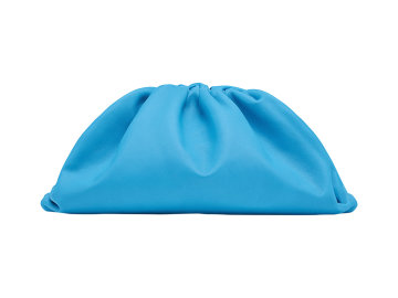 Do oversize psaníčka The Pouch z měkoučké telecí kůže se vejde víc, než se zdá. Pořiďte si ho v nepřehlédnutelné barvě.