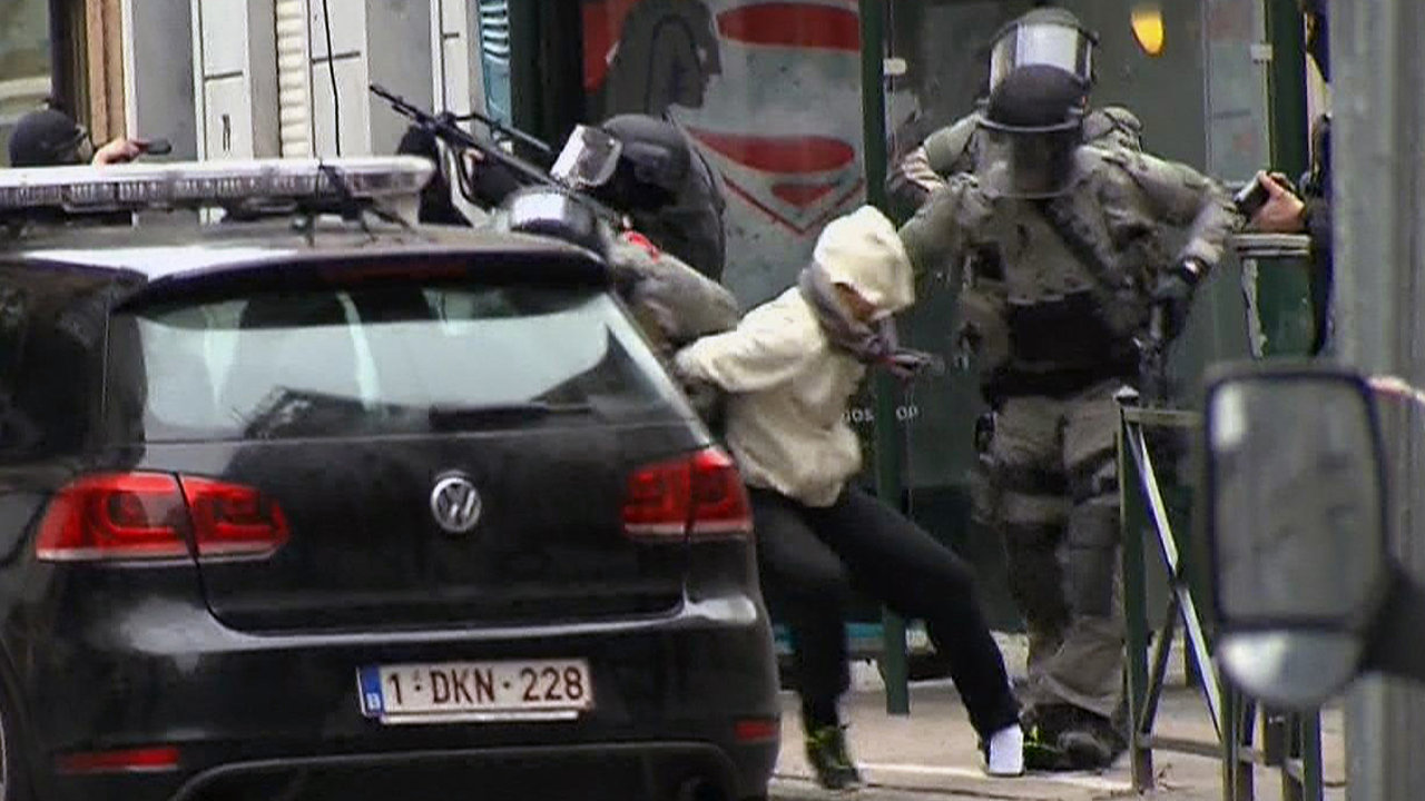 Salah Abdeslam byl zatèen ètyøi mìsíce po paøížských útocích na bruselském pøedmìstí Molenbeek.