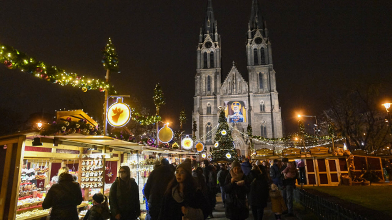 Na náměstí Míru v Praze začaly 20. listopadu 2021 vánoční trhy