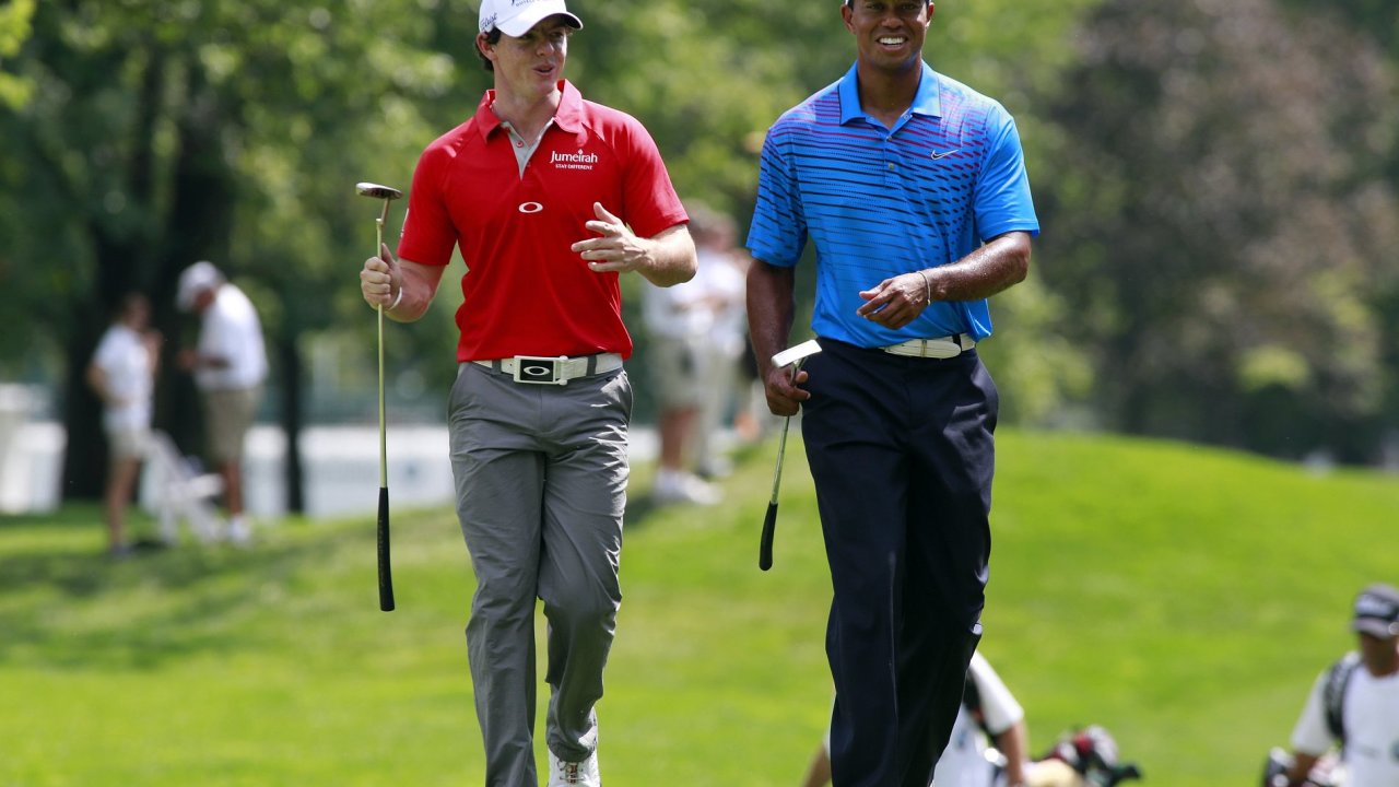 Rory McIlroy (vlevo) a Tiger Woods